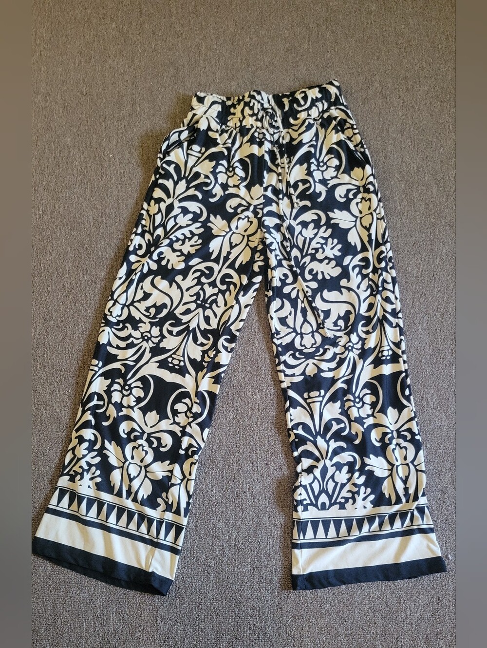NWOT Women's Size M Park and Main Black & White Floral Wide Leg Casual Pant